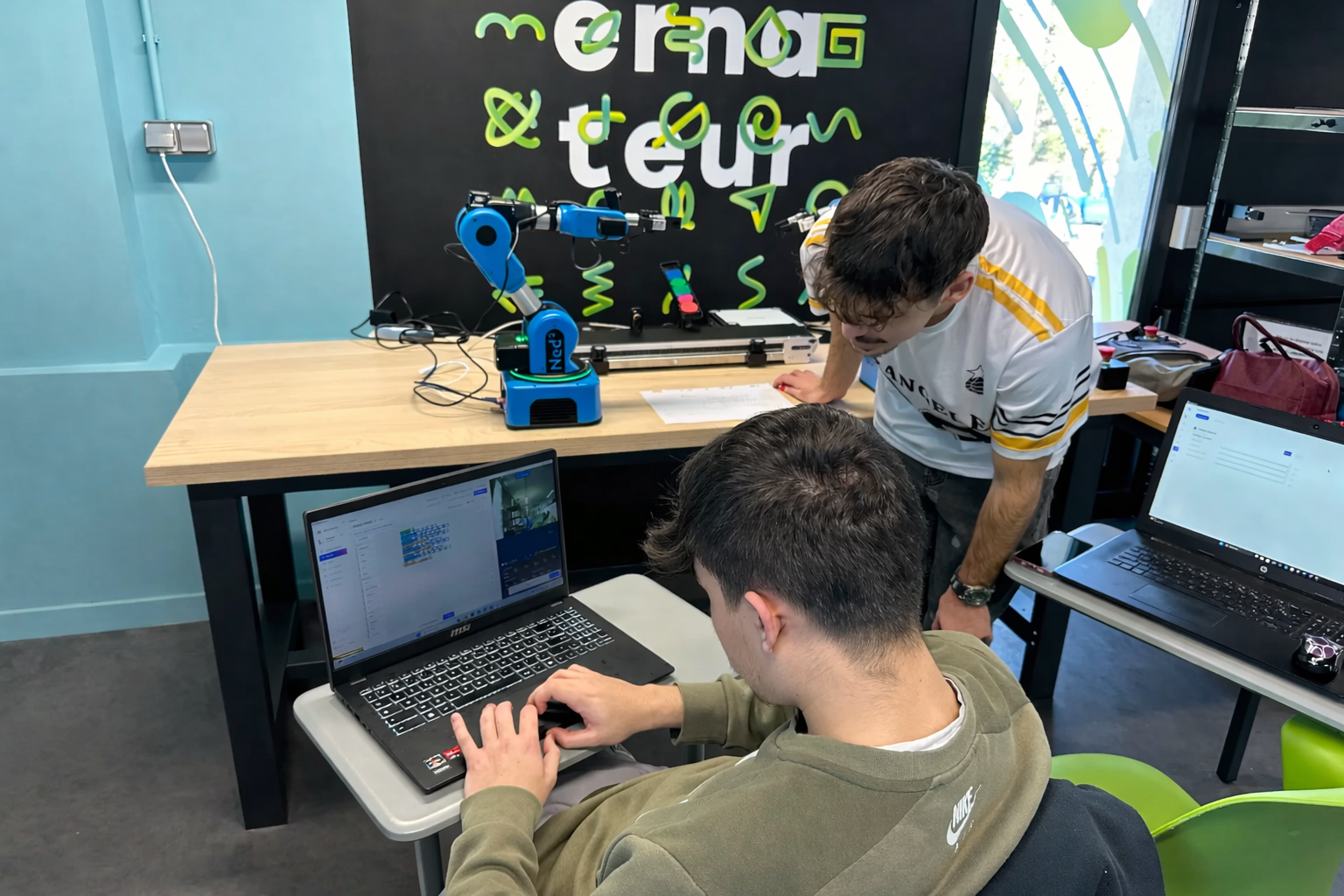 deux étudiants travaillant sur des robots