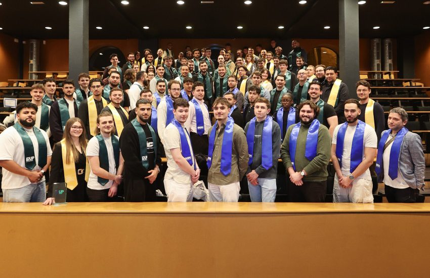 Promotion 2025 de l'IRUP réunie dans l'amphithéâtre pour célébrer la réussite de leur formation en alternance à Saint-Étienne.